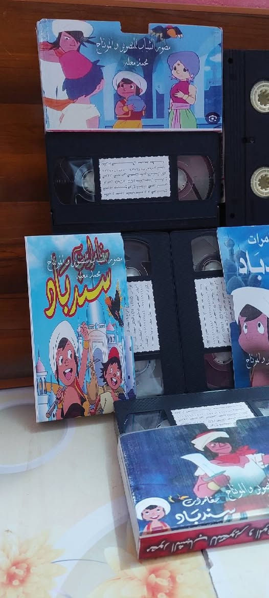 من النوادر
للبيع 
ب كاسيت ال VHS الكبير الفيلم 🎥 مغامرات ( مغامرات سندباد )  جديد غير مستخدم عدا الفحص ب النسخه الاصليه
مغامرات سندباد
القصة: سندباد بطل المسلسل هو ابن التاجر هيثم أحد التجار المشهورين في مدينة بغداد، له صديق اسمه حسن (يفترض أنه الشاطر حسن) وهو فتى فقير يوزع جرار الماء. يتسلل سندباد مع صديقه حسن إلى الحفل المقام بقصر والي بغداد، وهناك يرى عروض سحرية وبهلوانية مبهرة من عارضين عدة من أنحاء العالم، ومن هنا يقرر سندباد أن يرحل ليرى العالم الواسع مع عمه كثير الترحال علي الذي أحضر له طائراً يتكلم، هذا الطائر هو ياسمينة التي تشارك سندباد بطولة كل الحلقات.
القسم: مسلسل مدبلج
سنة الإنتاج والعرض: 1975
نوع المسلسل: مغامرات, تاريخي
انتاج شركة: نيبون أنيميشن
سعر الكاسيتات (ع الخاص ) 
خدمه توصيل لكل المحافظات في العراق 🇮🇶 ودول الخارج 
مع شركه الامزون للتوصيل السريع .
للاستفسار اكثر مصور الشباب ميسان شارع المرور القديم حي المعلمين . ***********
***********   إتصال واتساب تلكرام محمدمعله
