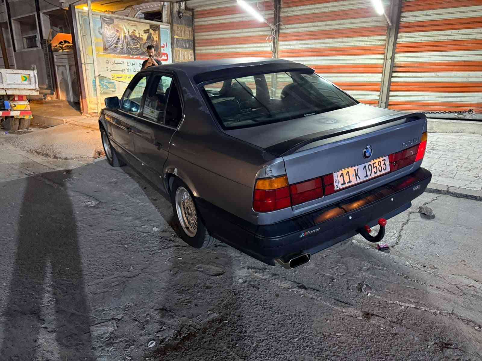 السلام عليكم
BMW535i 1991 وارد يابان 
رقم بغداد انكليزي جديد وهزه جديده شرط التحويل 
مكينه وكير بلاد كفاله 
كهربائياتها وضع شركه بدون اي جطل 
تبريد شغال ثلج  شرط تنصي 
تدفئه شغاله 
حداديه جديده كامله

السياره بدون ضربه كلها ع بلاد جارده محتاجه صبغ وفقط الباب الخلفي بدلته بسبب بدايه خياس

كشنات مخمل كهرباء 
داخل جدا نضيف 
تفاصيل السياره
كشنات كهرباء 
مري كهرباء 
برده خلفيه 
جام 4 كهرباء اوتو 
دركه m 
دعاميات m
سيدي جنجر 
دبل تليفون 
كومبيوتر شغال 
كتلوكات شركه 
صيدلية الشركه 
عدة الشركه  
سنتر لوك 
سستم صوت كامل جديد 
5 ويل خليه جديد جدا 
باتري جديد 
هوك جديد
سياره جاهزه ع اخر حبه وكلها على شركه فقط محتاجه صبغ 
السعر 50 وبيها مجال 
عنواني بغداد الدوره 
***********
