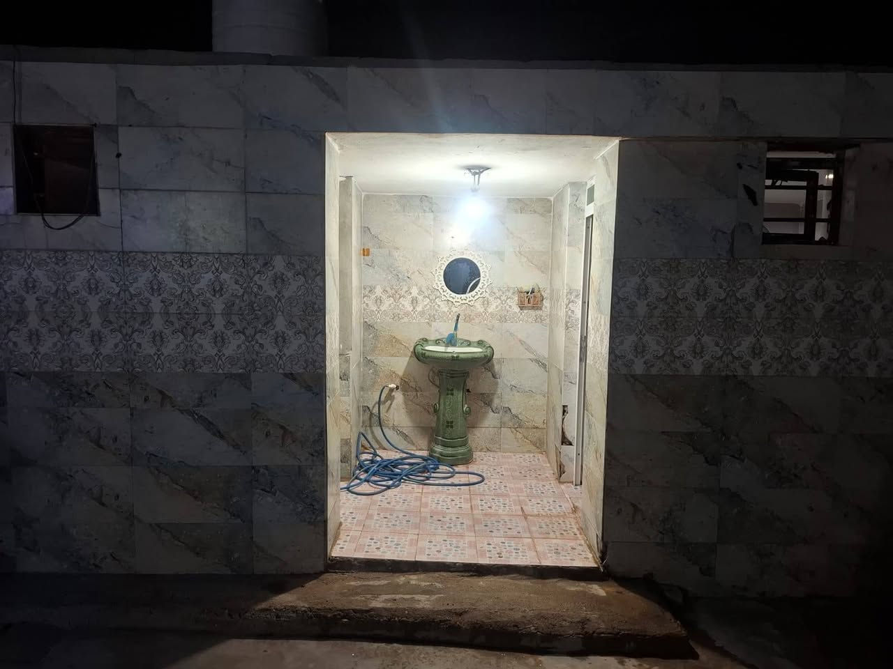 بيت مرقم بلديه بالخضاره الاحرار ٣٧٥م المساحه بي ٤ غرف غرفتين ومطبخ وصاله واستقبال وصحيات خارجيه وحمام داخلي جاهزات سراميك وكهرباء وماء ومولد وخط ضوئي انترنيت والغرفتين الباقيات بدون سقف بعدهن وبي ترك داير البيت بيت خير من الله البناء بلوك فقط الغرفتين طابوق 
السعر خاص موبايل *********** 
ادمن وافق اذا ممكن الله يرحم والديك
