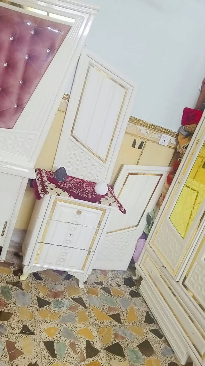 يوجد عندي غرفه مال نوم مستعمله نظافه 80% والاستفسار رقم الهاتف***********
