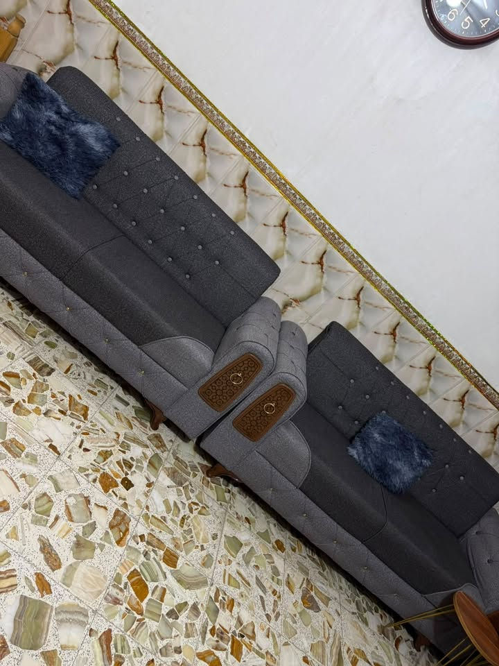 السلام عليكم 
تخم 10 مقاعد نضيف جداً جداً اخو الجديد 
السعر 400 بي مجال جداً قليل 

***********
