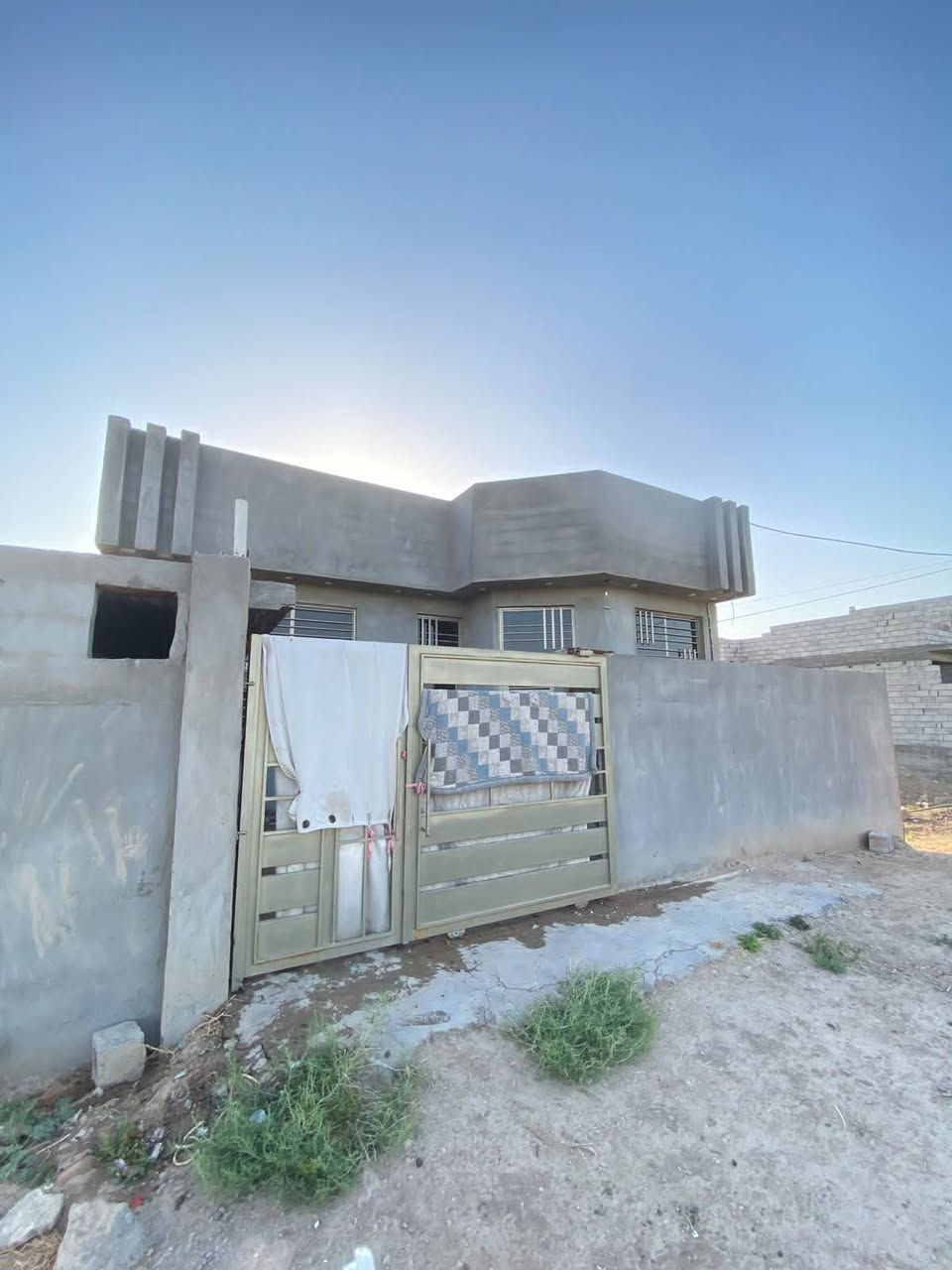 بيت للبيع مساحه ٢٠٠م سند١٧
جبله حي المندسين الثاني موقع مميز ركن بناء حديث
تبليط ماء كهرباء نت ضوئي 
غرفتين نوم كبار
هول كبير
استقبال
مطبخ
صحيات داخليه وخارجيه
بيع مستعجل سعر مناسب ٦٣وبي مجال 
***********
