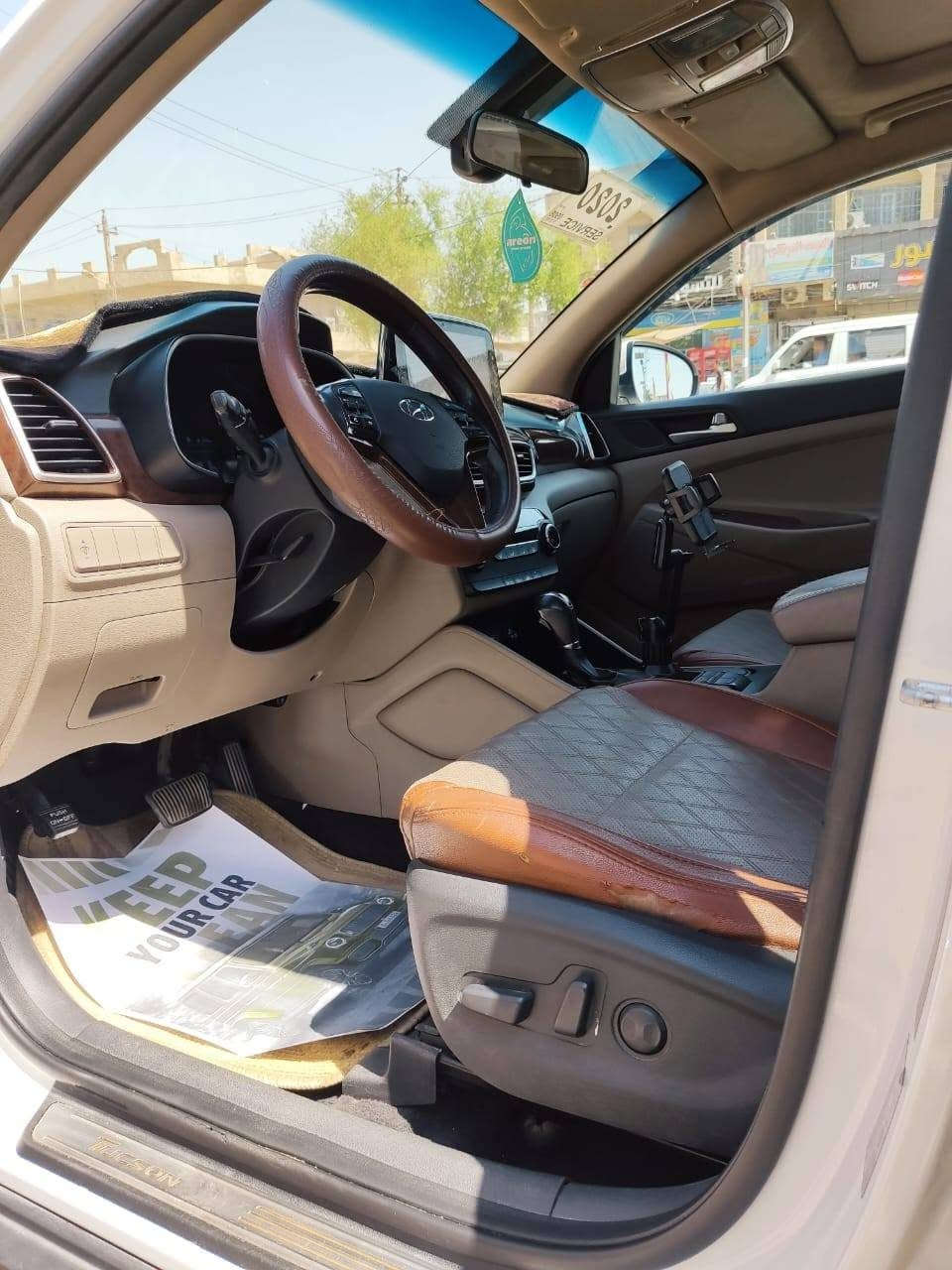 للبيع هيونداي توسان 2020 خليجي – فل مواصفات
الموديل: 2020
الوارد: خليجي
الممشى: 130,000 كم حقيقي
المحرك: 2.0 لتر بنزين
ناقل الحركة: أوتوماتيك
نظام الدفع: أمامي
فتحة سقف بانوراما
دخول ذكي بدون مفتاح (Smart Key)
مقاعد جلد
تحكم كهربائي بمقعد السائق
شاشة لمس مع Apple CarPlay وAndroid Auto
كاميرا خلفية
حساسات خلفية
مثبت سرعة
تحكم بالمقود
مكيف أوتوماتيك ثنائي التحكم
مرايا كهربائية قابلة للطي
إضاءة LED أمامية ونهارية
ويل ألمنيوم أصلي
نظام المحافظة على المسار
نظام مراقبة النقطة العمياء
نظام التحذير من الاصطدام
حساسات ضغط الإطارات
نظام ABS وESP
وسائد هوائية
السيارة نظيفة جداً، استخدام شخصي، جميع الصيانات الدورية منتظمة، ولا تحتاج أي مصروف.مكان السيارة بغداد 
للاستفسار ***********
السعر 195$

