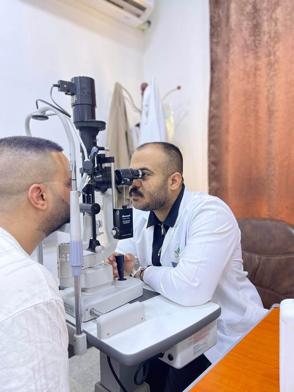 ✨ مركز ابن الهيثم للعيون ✨  

نقدّم لكم خدمات متكاملة للعناية بصحة عيونكم:  
👁️ فحص وتقويم البصر  
📊 قياس ضغط العين  
👓 نظارات طبية بأحدث التصاميم  
🕶️ نظارات شمسية عصرية  
🔵 عدسات لاصقة طبية  
🌈 عدسات لاصقة تجميلية  
👨‍⚕️ تقني البصريات عبدالله هيثم جاسم 

📍 العنوان: المدائن، شارع الأطباء، مقابل صيدلية أبو أثير المشهداني  

📲 للتواصل واتساب: ***********  
📸 انستغرام: ibn_alhaetham9  

👀 رؤيتك تهمّنا... زورونا اليوم واطمئن على نظرك
