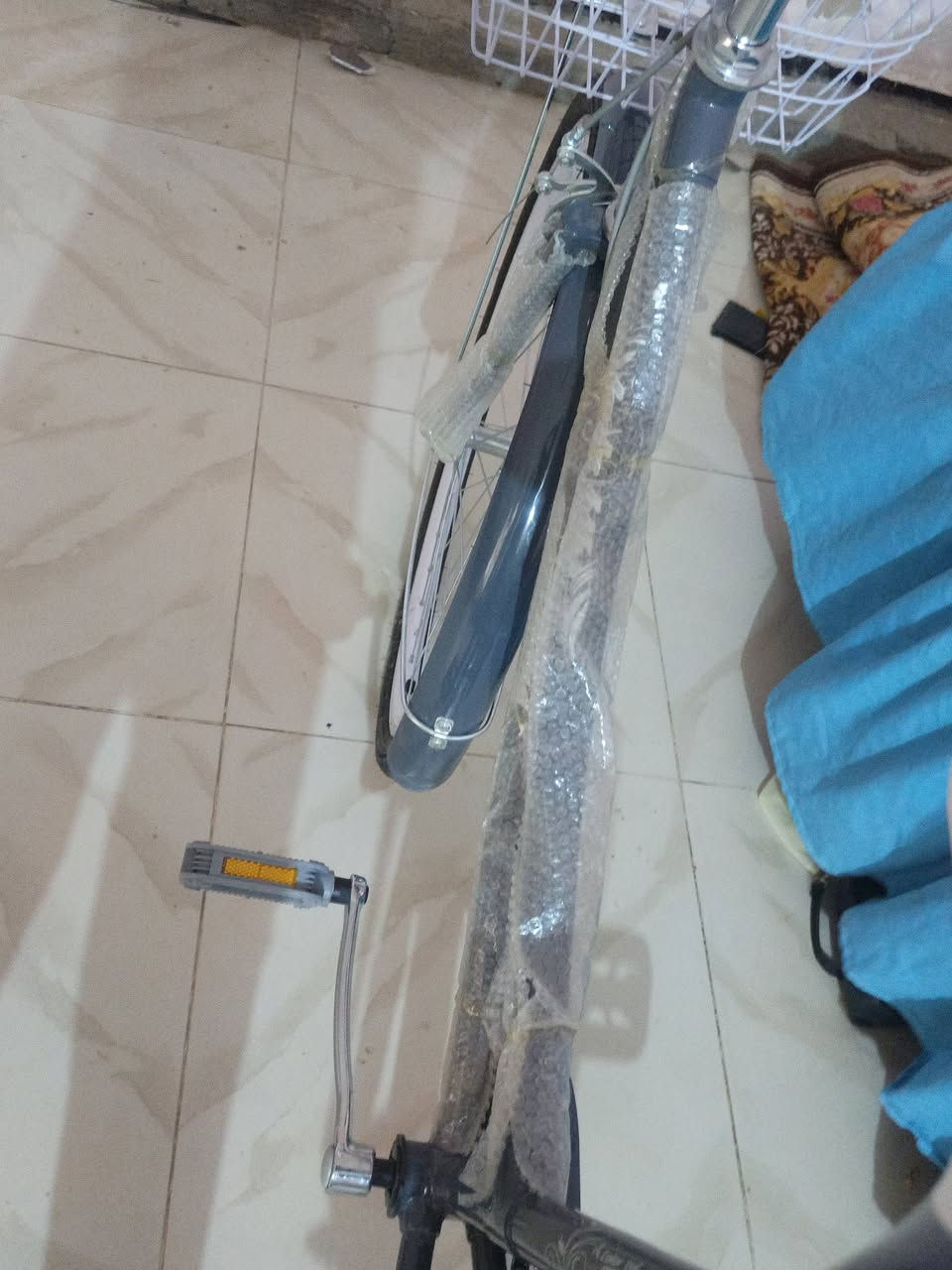 للبيع بايسكل نسائي جديد
السعر: 110 ألف دينار وبي مجال للشراي

التفاصيل:
- الحالة: جديد بالكامل بعدها بغلاف الشركة
- النوع: بايسكل ياباني ستايل كلاسيك مريح جداً
- اللون: هيكل رصاصي غامق
- الإضافات: سلة أمامية + حامل خلفي + واقيات للتايرات
- الكشن: مريح ومبطن لون أبيض × أسود
- التايرات: قياس وسط، حافة بيضاء، نظيفة
- الاستخدام: مثالي للبنات والنساء والطلاب - للسوك والدوام والجامعة

المكان: بابل - الحصوة
للاستفسار والاتصال: ***********

الشراي يجي يشوف على راحته والسعر قابل للتفاوض

