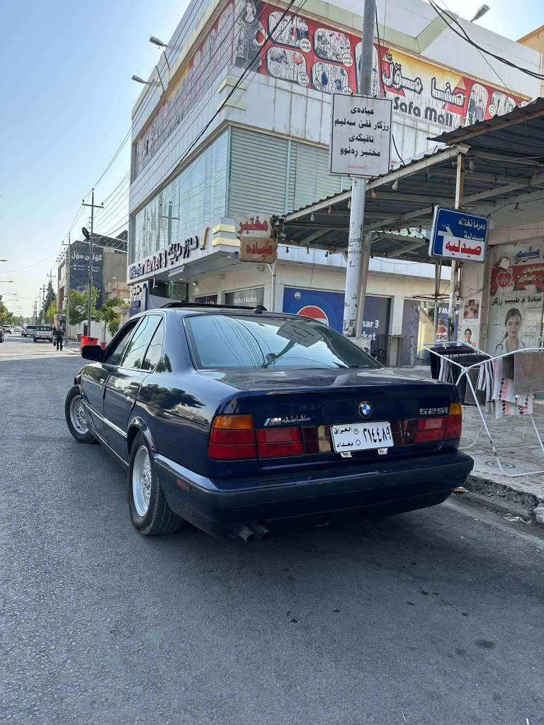 bmw e34 525i A 1990
مۆدیل 90  کرایتە 95 
ئاڕم  پلاستیک 
گێڕ تۆماتیک  ،،،
 مەکینە بیلاد 525ی کەپس و تاک دیجتاڵ
پێش گەورەو ،، لایت فانۆس ، ئاڵقە 
داعەمی پێشو دوای بیلادی 
سبوغ عام کورە لۆ جوانی 
پشت و پێش کەپس قرچ و چاڵ و شوختی نیە  بەدەنەشی  دەسکاری نەکرایە

ناو ڕەساسی    دەبڵ ئەڕباگ 
کوشن ،، جڵد،،،هیتەر،، کارەبایی
تەبرید  بەشەرت  ، تەبرید مەرکەزی
بەرگە دەرگای جاڵد 
4 جام  کارەبایی  
سلاید  کارەبایی 
سوکان  ئەڕباگ 
شاشە ئایپاد
ئاوێنە کارەبایی و گوێ بەرخە
حەوت  کەلە 
ویل موشەبەک 

جوار تایەو ویلی  نوێیە  پاتری نوێیە 
ڕۆنی مەکینەو هایدرۆلیکی گێڕی نویە
گێڕی تەپەی  نیە

چی بەشەرتە؟  دەعامی  لۆ دەعامی  بەشەرت
گێڕو مەکینەو  تەقەو ڕەقەو تەپەو ئەکسل و گاردن و شەیال و  دەعم و بڕاوەو وەرگەڕاو  ئەولیاتی  ئاڕم  و کارەبایی و ڕزیوی بەشەرت 
لەدوای یەک سەنت مەسرەف مەگەڕێ 
موشتەری  ئەوە  ڕەقەم مۆبایل  *********** 
نرخیشی  44 وەرەقەو و یەک مەجالی برایانە كويسينجاك, أربيل
