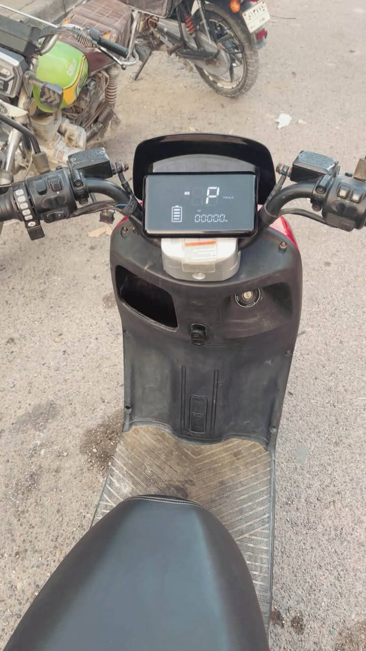 لسلام عليكم 
دراجه شحن
نوع الريان C2
يعني احسن نوع بل شحن
عدد البطاريات سته 6
الدراجه فول مواصفات
نضام سرقه✅
بصمه✅
تشغيل عن بعد✅
نضام تيربو✅
بك لايتLAD✅
لايت اماميLAD✅
تثبيت سرعه✅
نضام 3 سرع✅
شاشه تقره الاعطال✅
بريكات امامي خلفي دهن✅
منفذ شحن✅
ملاحضه الدراجه استخدامه
قليل الله شاهد من البيت للدوام ما متعبها 
السعر 800 وبيه مجال  
العنوان بغداد الزعفرانيه ***********

