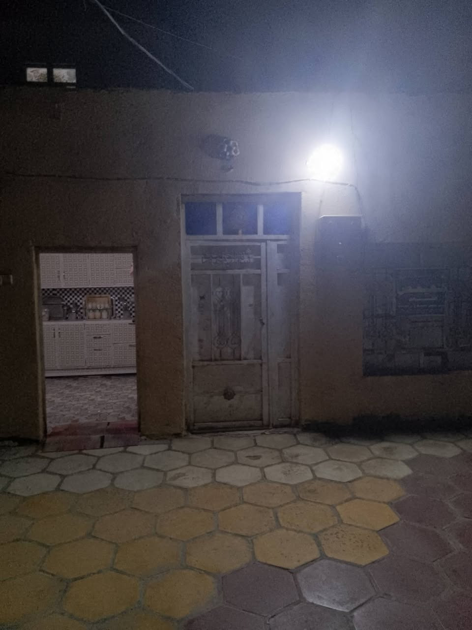 بيت للبيع المساحه 300 متر متكون من غرفتين وصاله ومطبخ ودوانيه وترك داير البيت السعر 30 وبيه مجال لتواصل على هذا الرقم ***********
