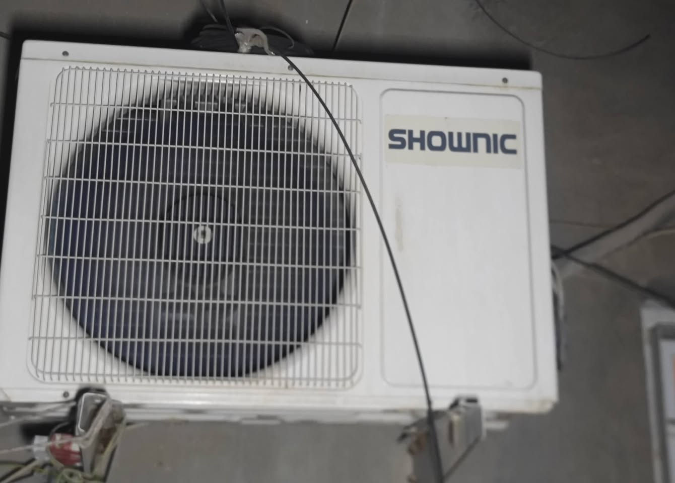 سلام عليكم
للبيع سبلت (SHOWNIC) 1 طن (تكييف وتدفئة) 
الموديل: CRF-H09WNT1
السعة: 1 طن (9000 BTU / 2600W)
النظام: حار / بارد (Cooling & Heating)
الحالة: مستعمل بنظافة جيدة وشغال على الفحص
المرفقات: [قطعه داخليه و خارجيه و انابيب الاصليه ]
السعر المطلوب: [230 الف بي مجال بشكل بسيط]
المكان بغداد حي الخضراء 
للتواصل: [ *********** ]
