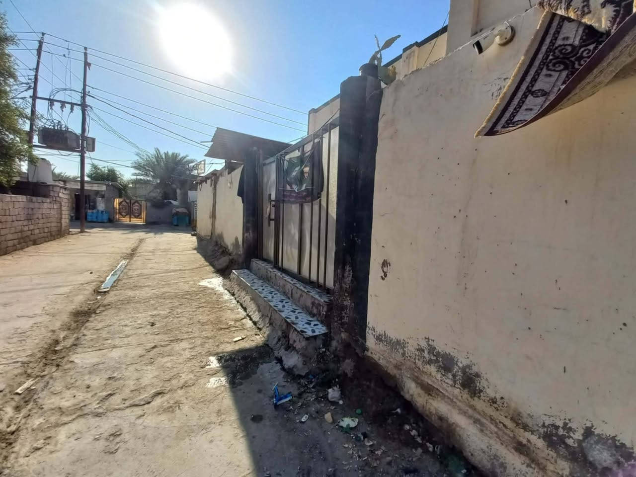 بيت للبيع المساحه 300متر طابقين مع 4 محلات على الشارع العام بيت درجه اولى موقع البيت حي الزهراء على شارع الشريفات السعر 45 وبيه مجال للشراي يدلل مراجعة دلالية ابو ياسر ***********
