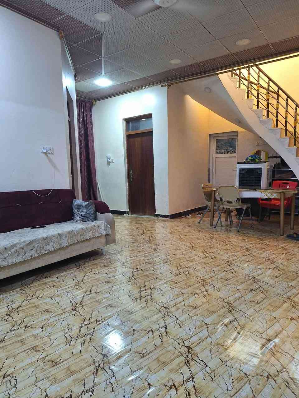 بيت للبيع
العنوان التقية الثالثة مقابيل ساحة التوديع
المساحة 200م
يحتوي على غرفتين وصالة واستقبال ومطبخ وحمام وصحيات داخلية وخارجية 
للاستفسار عن السعر يرجى الاتصال على الرقم
***********
