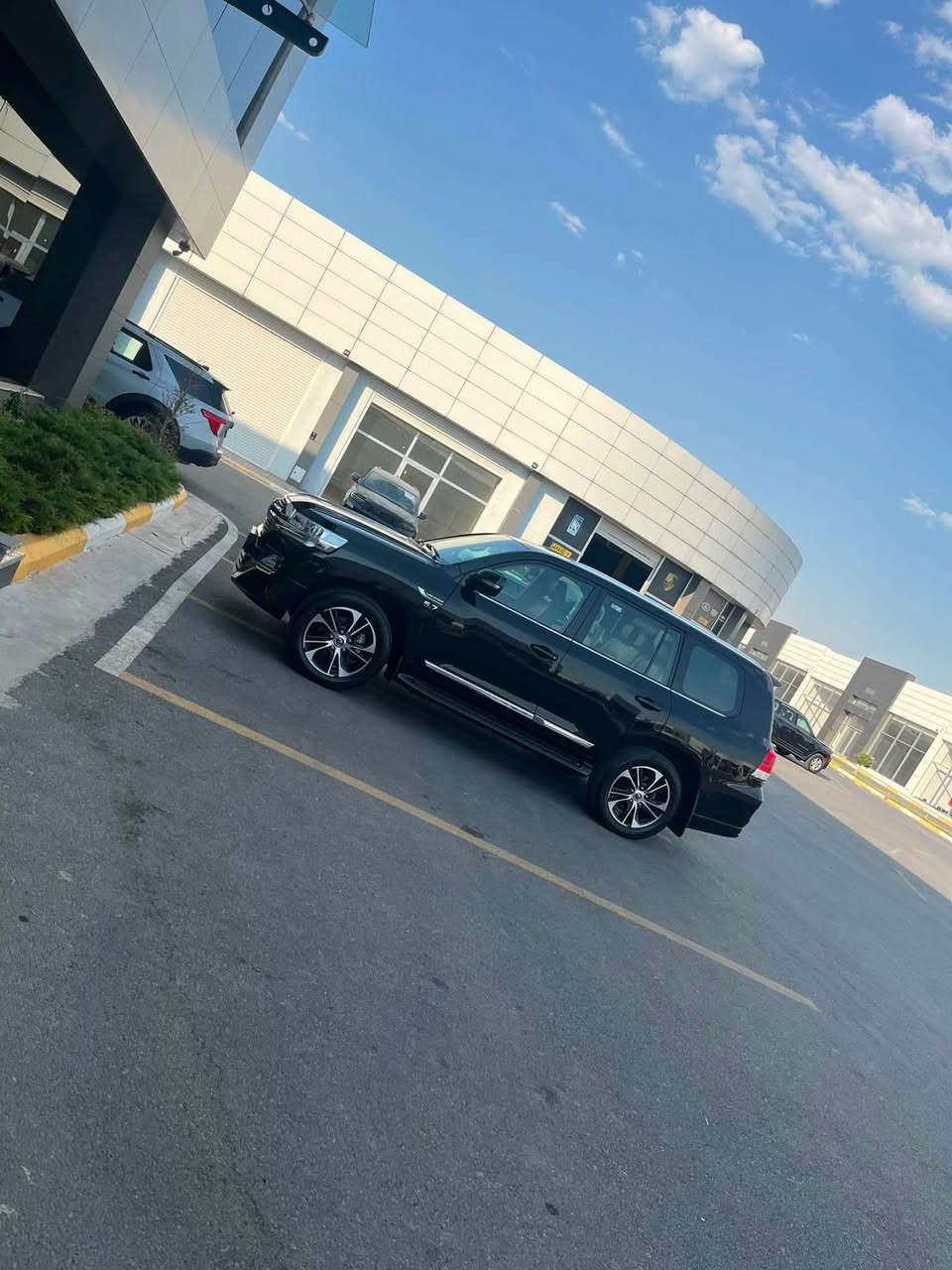 السلام عليكم لاندكروز 21 vxr محرك 5700 مكفوله عدا pdr بالداير مال باب الخلفي مغلفه وجاهزه وتخم تاير سياره جديده للاستفسار ***********
