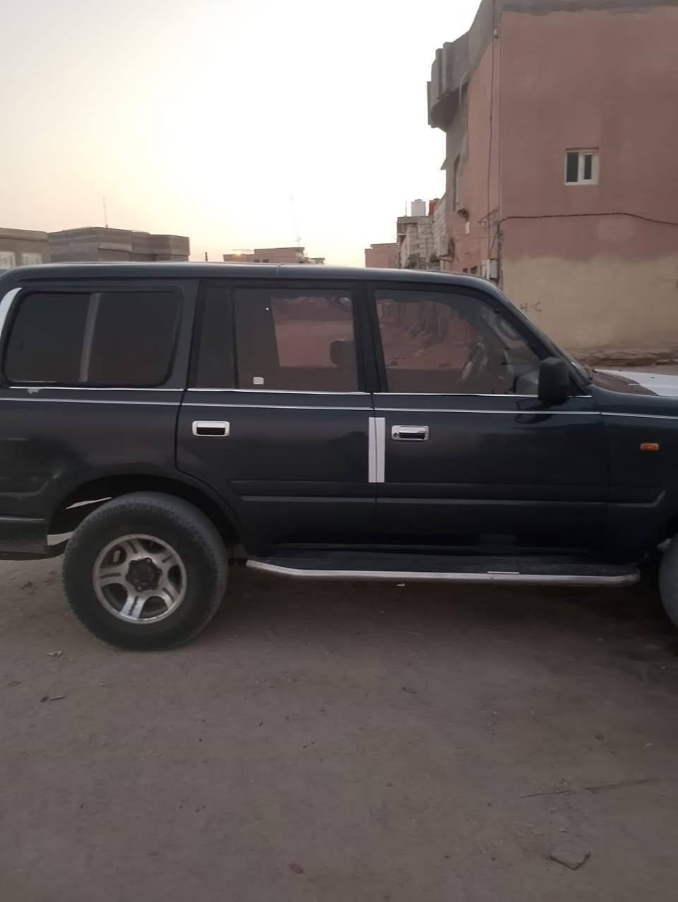سلام عليكم من رخصت الادمن لاند گروز قديم مكفول  بغداد تحويل ثاني يوم  سنويه ل 27 نهايتها سيارة جاهزه عال العال مكينه وكير صندوك تخم تاير تبريد حداده سياره بصمه تحكم رموت...السعر 60 ومجالها بصيط.. العنوان بصراا الزبير 
اتصال ***********..

