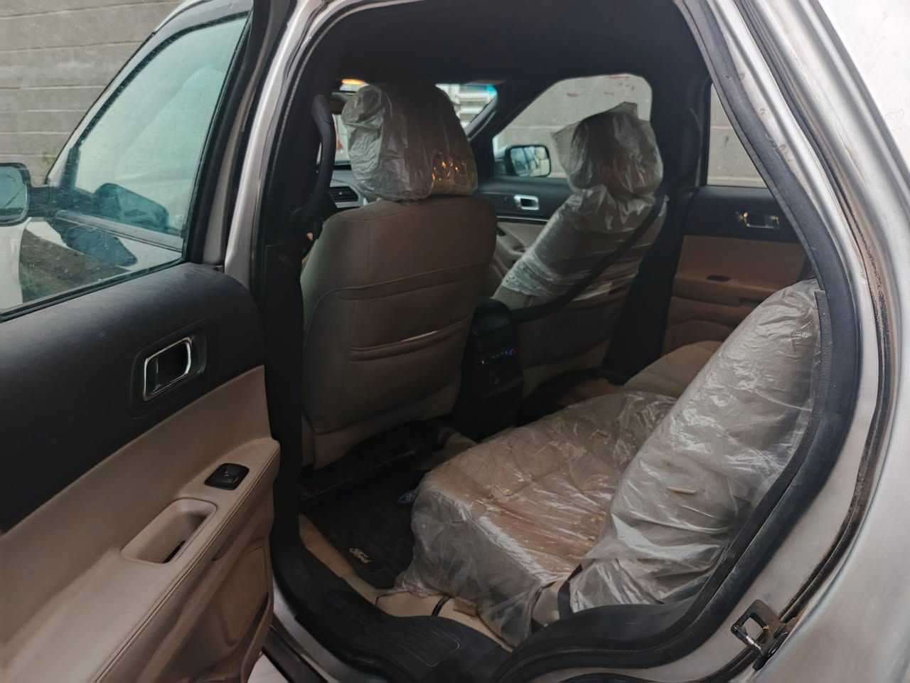 اكسبلور مديل ٢٠١١ وارد امريكي ٦ سلندر ٧ راكب ٣ قطع تبريد السياره جاهزه بيه جفيه بسيطه على الجه اليمنى ومسمكره وكامله عوزه بس صبغ حزام لان بدلتله سستم كامل جديد مال كصه السعر ٧٥ 
***********
