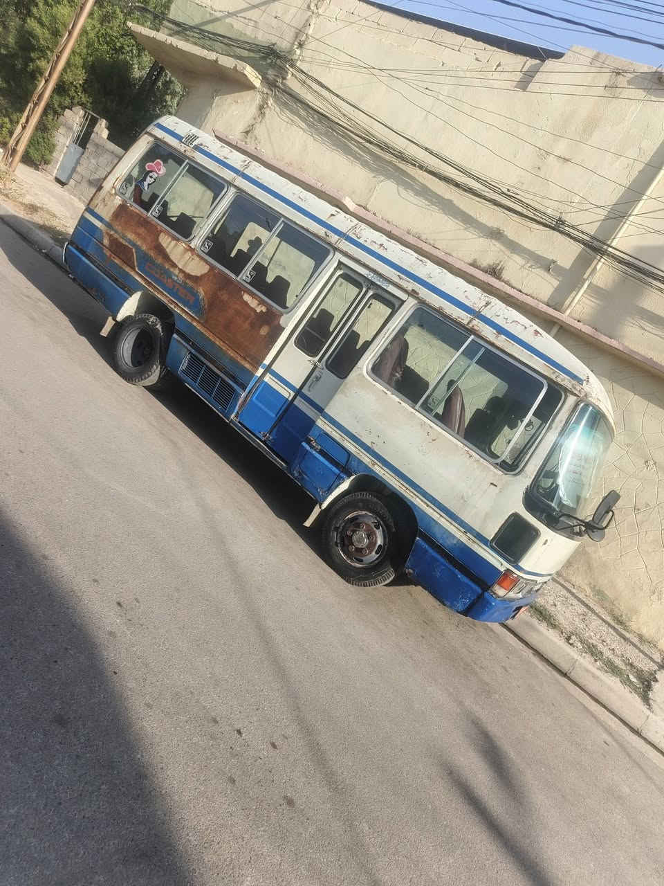 كوستر مربع سقف عالي مكينه كروسيده ٢٢ بانزين للبيع سيارة جاهزه بس يعوزه صبغ السعر سته ونص بيها مجال ***********
