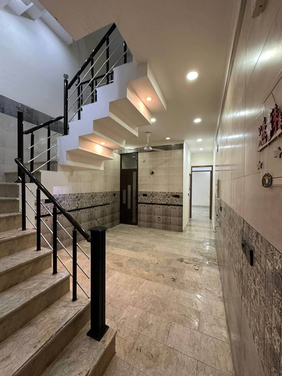 🏡 للإيجار في السيدية | فرصة مميزة
📍 الموقع: السيدية – الضباط – فرع جامع الأقصى
📐 مساحة العقار: 100 م²

✨ مواصفات العقار:
• 3 غرف نوم 🛏️
• صالة واسعة ومريحة
• مطبخ
• خدمات عدد (2)
• توزيع عملي ومناسب للسكن العائلي

💰 بدل الإيجار:
1,250,000 دينار شهرياً
مع مجال بسيط 🤝

📞 للتواصل والاستفسار:
***********

📍 أو تفضلوا بزيارة موقعنا:
السيدية – الضباط – شارع الكويتي

🏢 مكتب حلم عقاري
حلمك بالسكن المناسب يبدأ من هنا 🏡✨
