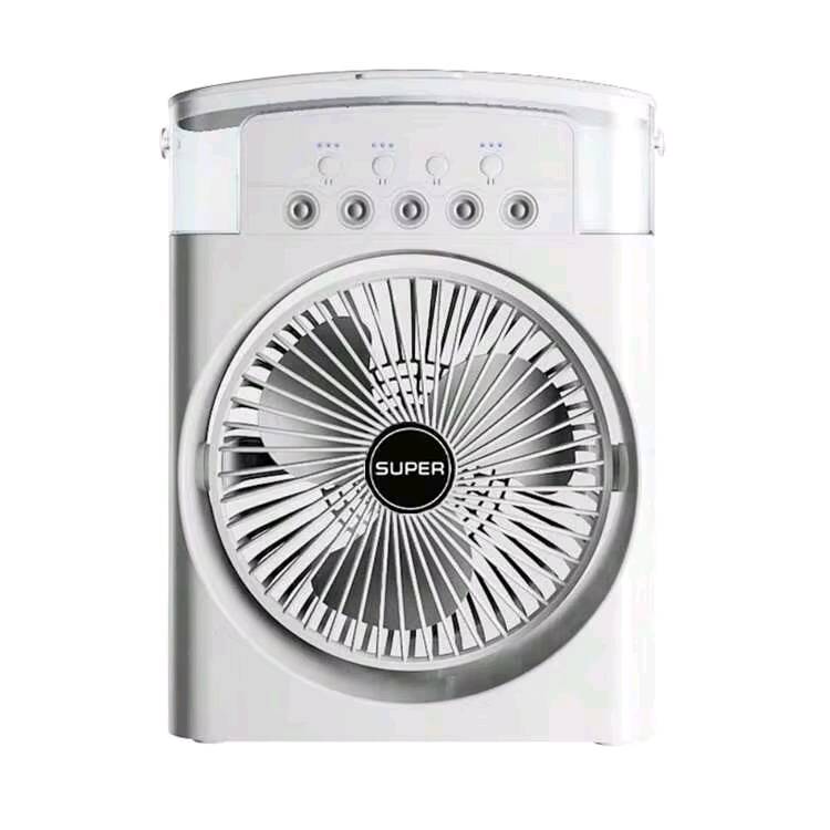 مروحة ومكيف هواء محمول (بخاخ رذاذ الماء) ماركة SUPER،
وهو جهاز مكتبي متعدد الاستخدامات يعمل على تبريد وترطيب الهواء.المميزات الرئيسية: يحتوي على مروحة بثلاث سرعات، ونظام رش رذاذ ماء بخمس فتحات لترطيب وتبريد مضاعف، بالإضافة إلى إضاءة ليلية ملونة (LED).طريقة التشغيل: يعمل عبر منفذ طاقة USB (مثل الشحن ببنك طاقة أو شاحن هاتف)، ومثالي للاستخدام الشخصي في المنازل والمكاتب.