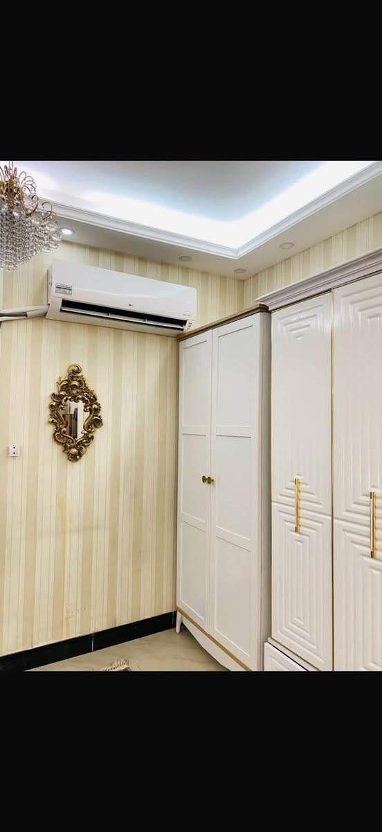 💸للبيع دار بمساحه( 240 ) متر
📍الموقع -حي البنوك - " محله 319 
🚦 شارع 15.  مع رصيف 4 م

📐المساحه الكليه ( 240 ) متر 

➡️الواجهه.         8 متر

↔️النزال.           30 متر

يحتوي مدخلين  
5 نوم  + 5 حمامات + حديقه وكراج 
سنه البناء 2011 
  
للاستفسار الاتصال على الرقم التالي 
*********** 
او مراجهة مكتب الدار للوساطة العقارية الكائن في حي البنوك بداية شارع الكنيسة من جهة الجسر

📌المكتب مجاز من قبل غرفة تجارة بغداد وحاصل على شهادة وكيل معتمد لدى منصة عقاري
