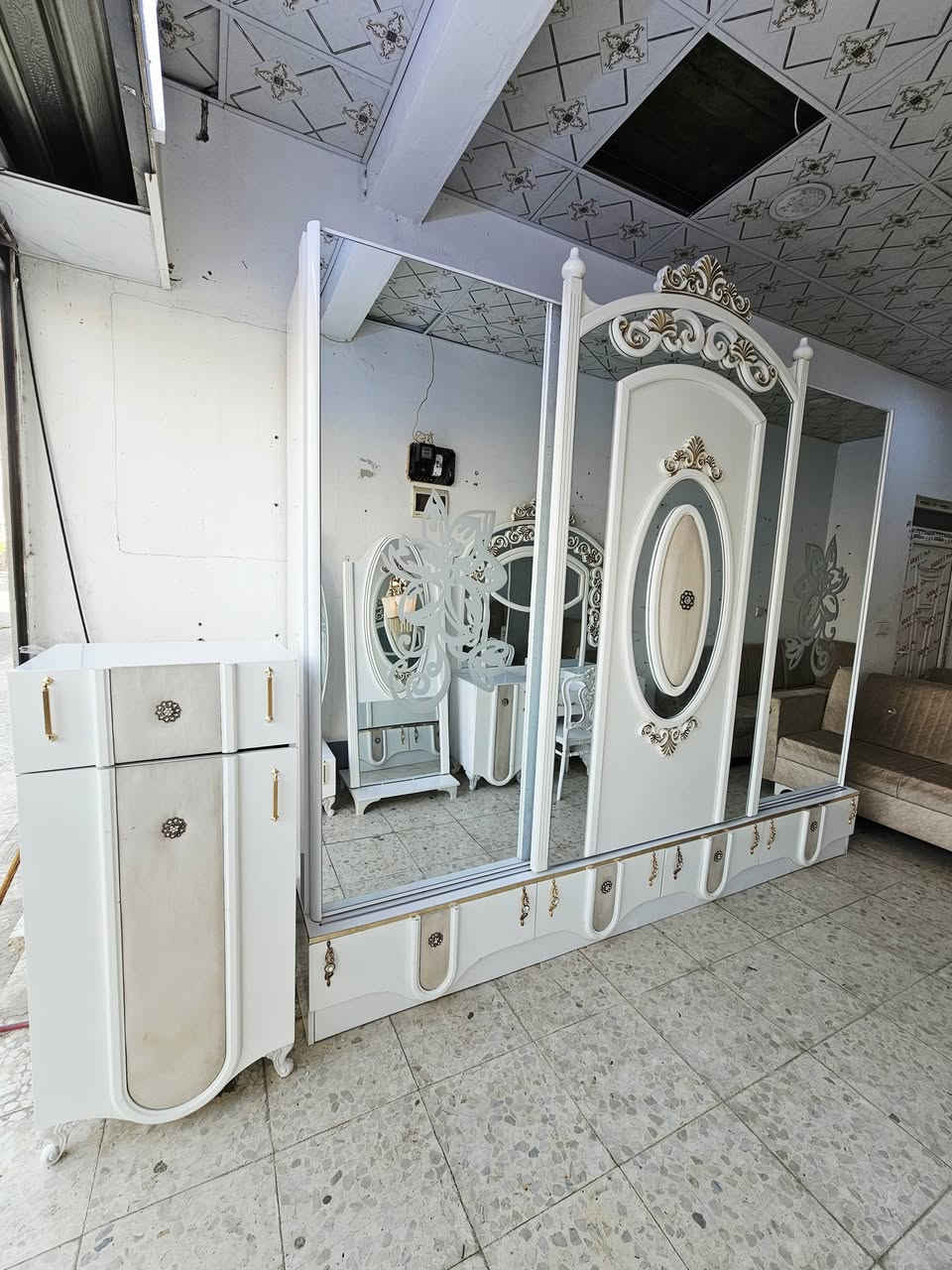معرض الاخوين غرفه نوم ملكي ضخمه ٩ قطع شرط كلش مرتبه ونظيفه اي عيب مابي سعرها ٦٧٥ الف تاخدوها شد ونقل مجاني داخل الموصل ادا مو شراي لا تعامل اتصال📞*********** واتساب ***********
