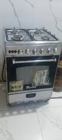 طباخ • نظيف • فرن شغال