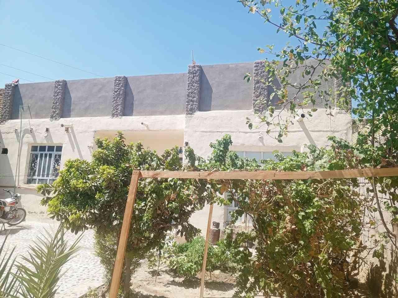 السلام عليكم بيت للبيع في القاسم قرب سيطره الفياضيه بيت كامل خدامات كلشي موجود الماء اساله ما يحتاج موطور البيت يحتوي على غرفتين نوم وصاله ومطبخ ومنورات اثنين للترك يعني بيت جاهز المساحه 270متر 

الاتصال على الرقم:***********
