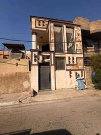 بيت 100م البيع  3 طوابق بكل طابق خدمات  عرض الشارع 20  4 غرف نوم.  مدخ...