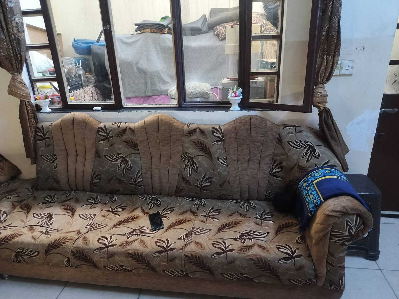 تخم للبيع نضافه فول الخشب عراقي باب اول ويجي 6قطع مع الزاويه
السعر 350و بي مجال 
الموقع موصل حي الشيماء 
تواصل واتساب فقط ***********
