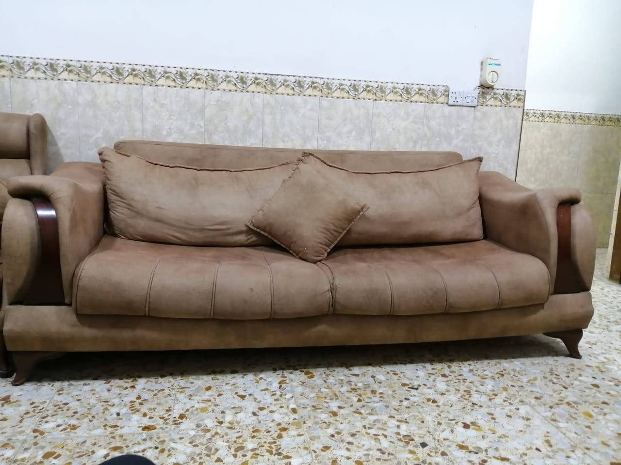 السلام عليكم تخم تركي ابو المخزن ١٠ مقاعد نضيف خشب درجه اولى مكاني الدوره السعر ٤٠٠ وبي مجال ***********

