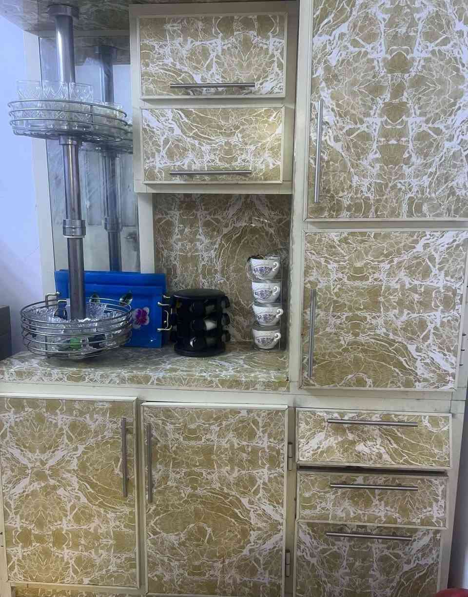 كاونتر المنيوم  ٣ قطع للبيع نضيف لونه ماروني وكريمي بس اني مجلده... ضرر فقط جرارت سجج مشلوعات.. سعره 250  مكاني البياع الشرطه الخامسه.... طباخ ٥ عيون جامه الخارجيه مكسوره وداخليه موجوده شغال كامل حته الفرن.. سعره ٦٥ الف.... براد ماء شغال حار بارد شغال بس تعبان ومجلده.... سعره ٢٠ الف.. رقمي ***********
