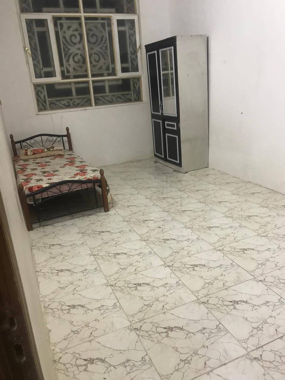 ملاحظة البيت مطلوب مبادرة 
بيت للبيع مطلوب مبادره مساحه ١٥٠م طابو صرف يحتوي على استقبال وصاله و٣ غرف نوم ومطبخ وصحيات 
سعره تطلوعه   ١٣٠  مليون بي مجال  والباقي ٨٠ مليون للمصرف تسديد ٤٣٨ كل شهر عنوان كربلاء حي القادسية قرب مدرسة المناىر اي استفسار اتصل *********** نستقبل جميع العروض في انحاء كربلاء
