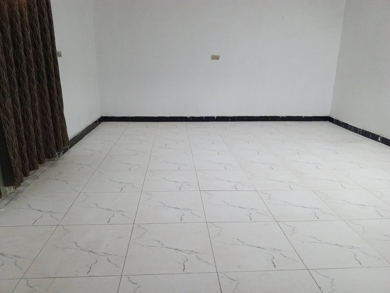بيت للبيع المساحه 150 بل 57 حي الجوادين قرب مدرسه ابا صالح يحتوي الطابق لاول غرفه وهول واستقبال وحمامات داخليه وخىارجيه ولطابق الثاني كامل غرفتين وهول وحمامات وسطح ومطلوب الاسكان 40 مليون تسديد شهري 212 لاف
