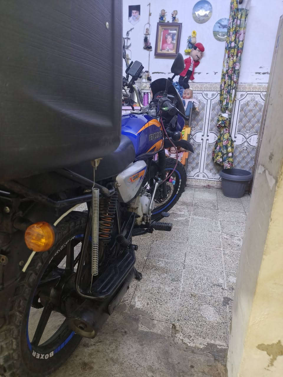 السلام عليكم بوكسر مرقم بغداد للبيع بعدني ممستلم لوحاته موديل 22 الدراجه ممفتوحه بس مرا وحدا وعله أيدي تجفيت شركه الدراجه خرسه خير من االله كامله مكمله كبل تطلع للشغل ب 2  ب مليونين وبيه مجال حك الجيه مكاني بغداد الكرخ ***********
