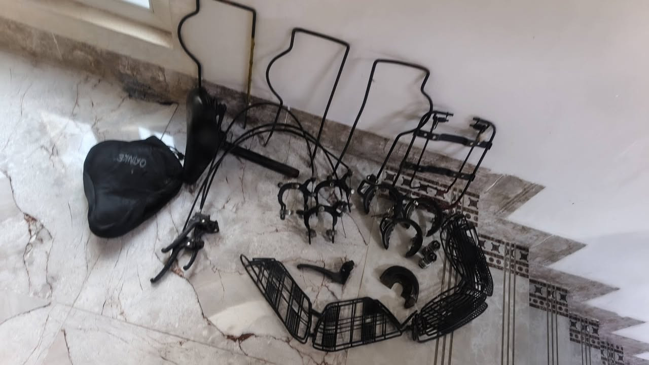 غراض باسكل للبيع كله بلادي وحاويه عدد 3ابريك كدام كشن بلادي ماشه حجم 26بلادي  قلاف كشن قفاله عدد 3كله حاويه سعر خاص ***********
