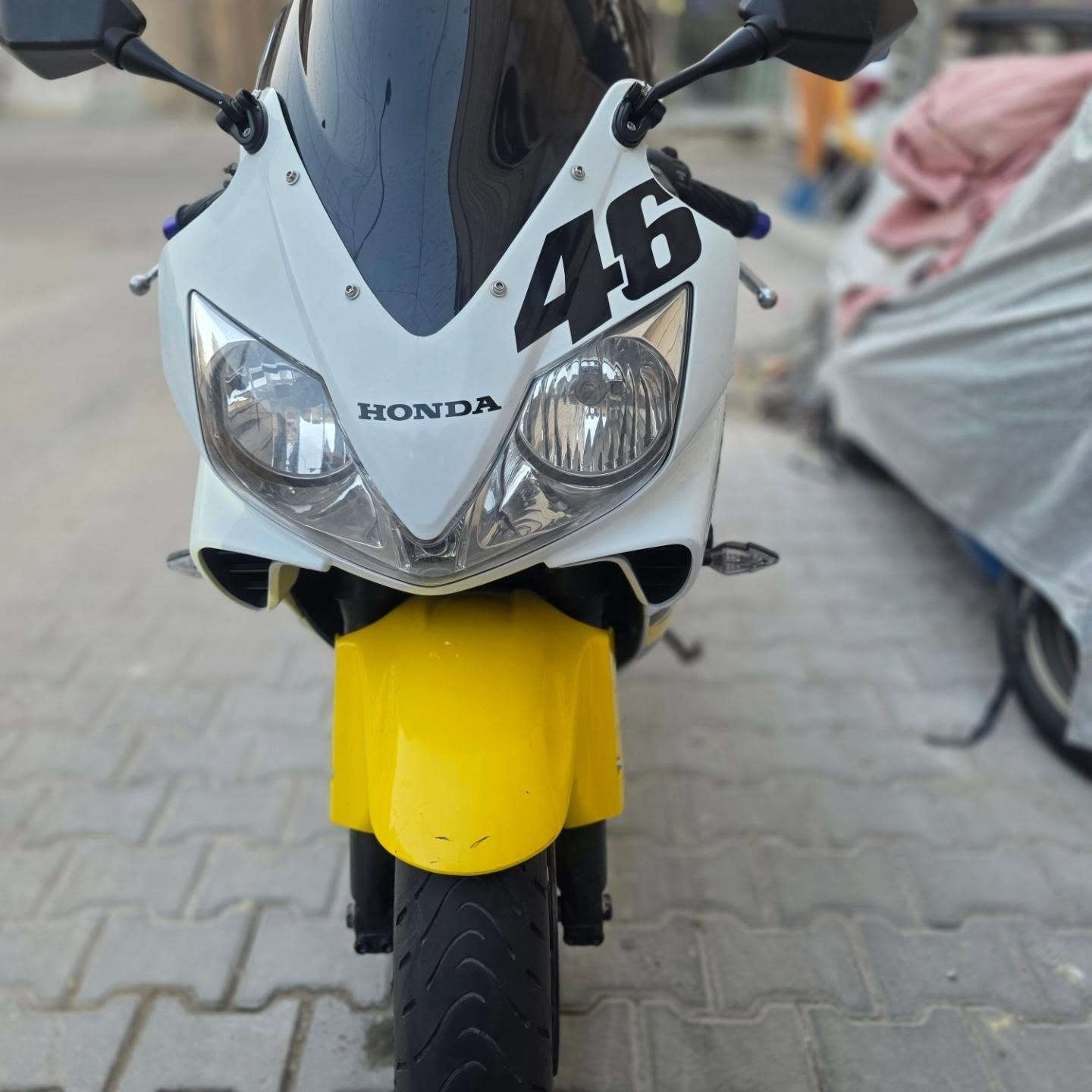 هوندا f4i سي بي ار 600
دراجه بدون رقم فقط منفيس ومكاتبه 
دراجه كفاله من محرك وضفيره وكفرات 
عليه سلايدرات اصليه 
قبق تانكي اصلي 
هدرز اصلي ابو سبرنكات 
كزوز ايكرو كاربون فايبر اصليه 
عنواني بغداد 
***********
المقطع الفديو نازل بحسابي بي تفاصيل كامله بادق تصوير الراغب بشراي يتصل او يراسل
