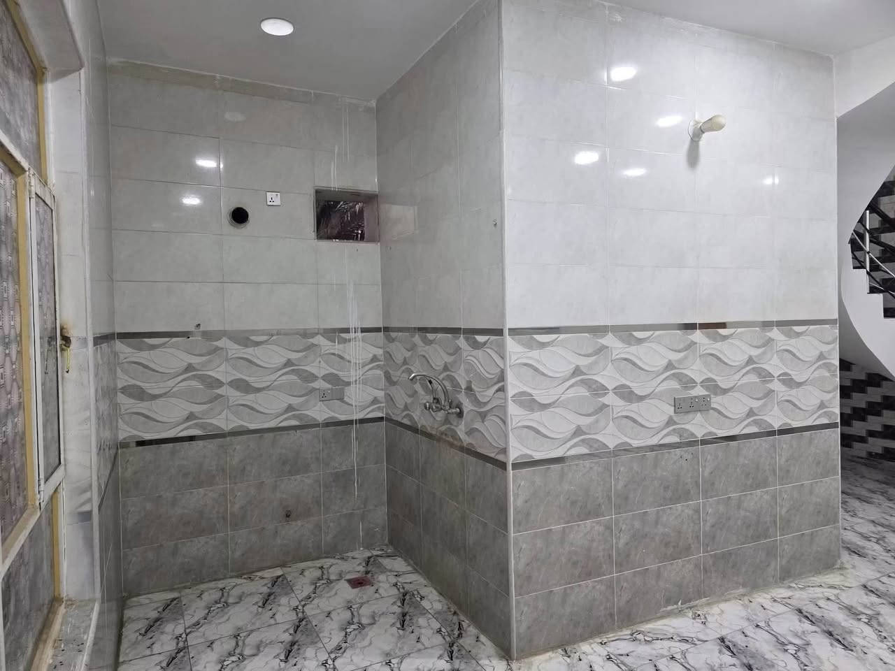 السلام عليكم بيت للبيع كوت حي الحكيم شارع الوائليه ركن مساحه 160 مربع ع  شارع صب يبعد عن الشارع العام 100م تفاصيل البناء غرفتين وصاله ومطبخ واستقبال وكراج وحديقه السعر 70 وقابل للتفاوض للاستفسار الاتصال ع ***********
