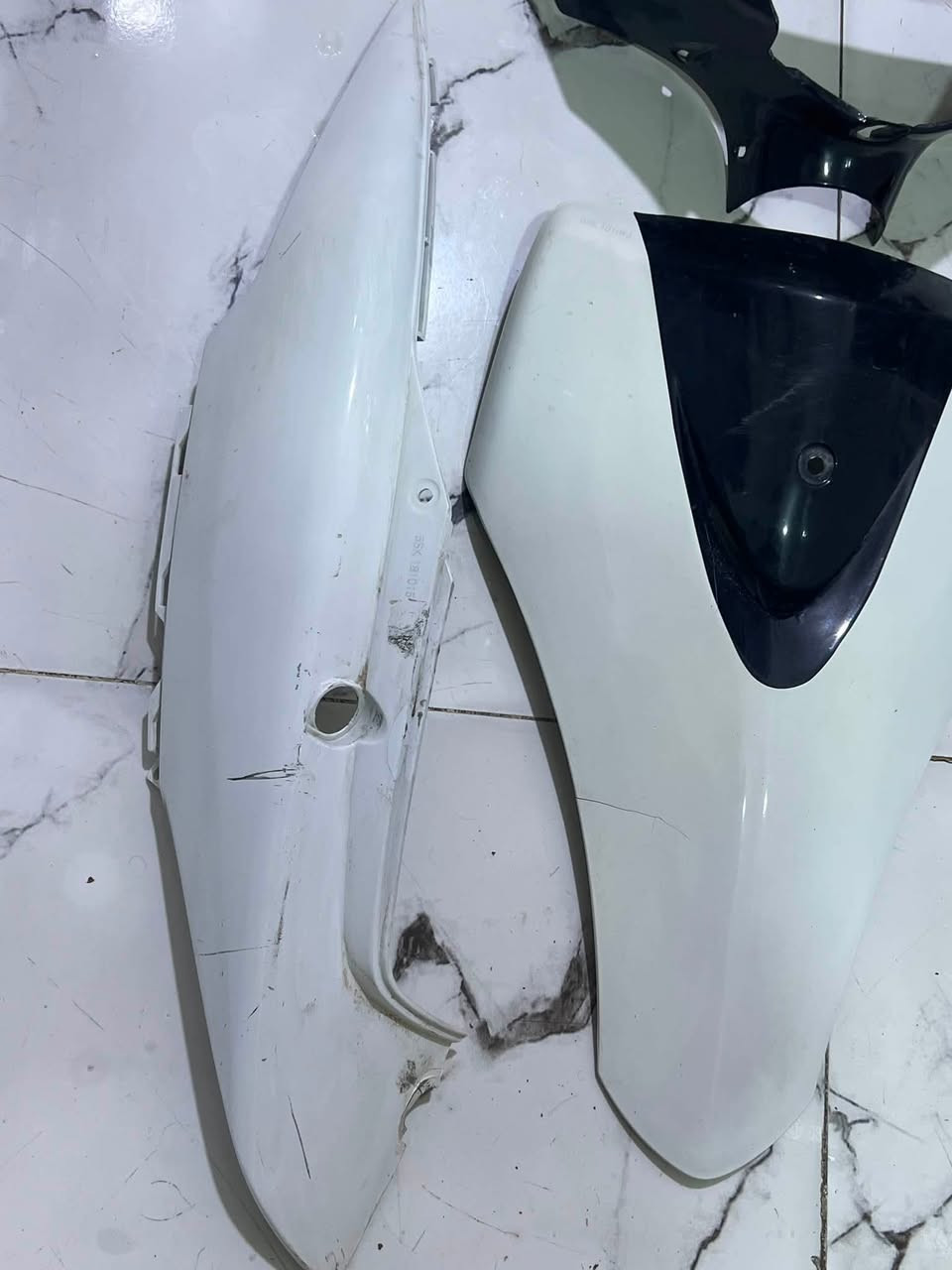 للبيع كفرات ماكس عدله لون ابيض بطريقي بي كسور قليل موضحه بصور
السعر ٢٥وبيهن مجال 

***********

مقابل عمارات الشموخ قرب سكلات رائد
