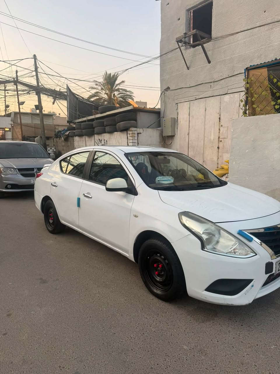 السلام عليكم للبيع نيسان سني هندي بليته زركه
موديل19 رقم أربيل باسمي 
ماشيه150
بيها 4 قطع بارد
صدر قبل 3 اشهر بدلته
تبريد غاز جديد 
تخم بلكات وادامه لمنظومه البانزين 
العنوان بغداد.
السعر:100 وبيها مجال بسيط حك الجيه

***********
