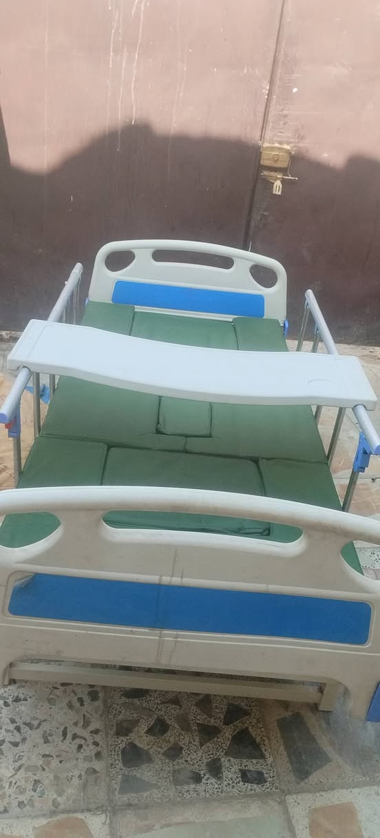 مرحبا للبيع
سرير طبي ٥حركات 
كامل مع ميز طعام 
كامل مكمل هوه دوشكه 
مراسله واتساب 
يوجد توصيل 
واتساب ***********
