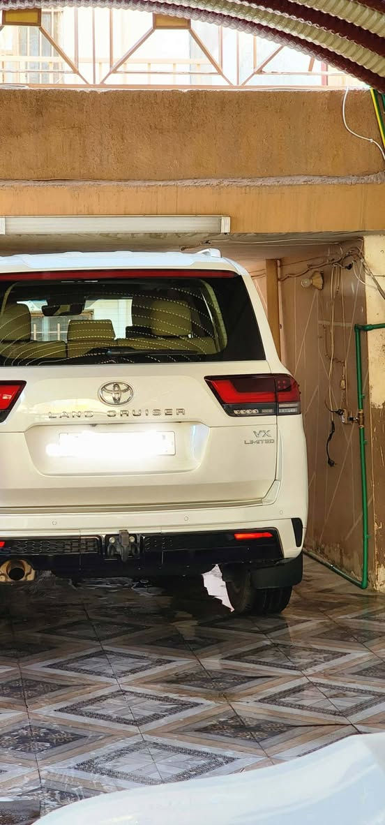 سلام عليكم  تيوتا لاند كروز 2024VX لمتدد  محرك اربعتالاف ماشية 22الف  جدا نضيفه  مغلفهppf بل كامل ومواصفات ال VX لمتدد معروف جلد فتحة كراسي كهرباء  شاشه جبيرة ثلاجة تدفئه وتبريد للمقاعد الأمامية والخلفية وشاشات خلفية وصندوك كهرباء  وتحكم بل كراسي الخلفية كهرباء  اربع قطع تبريد السكف شاموا  وتشغيل عن بعد وبعد هواي مواصفات   سيارة نضيفة مال بيت  بيهه  حالوب وبارد  بل خلف فقط   رقم بغداد  سعر  104 مليون وبيهة مجال بسيط مكاني بغداد زيونة رقمي *********** متواجد  واتساب
