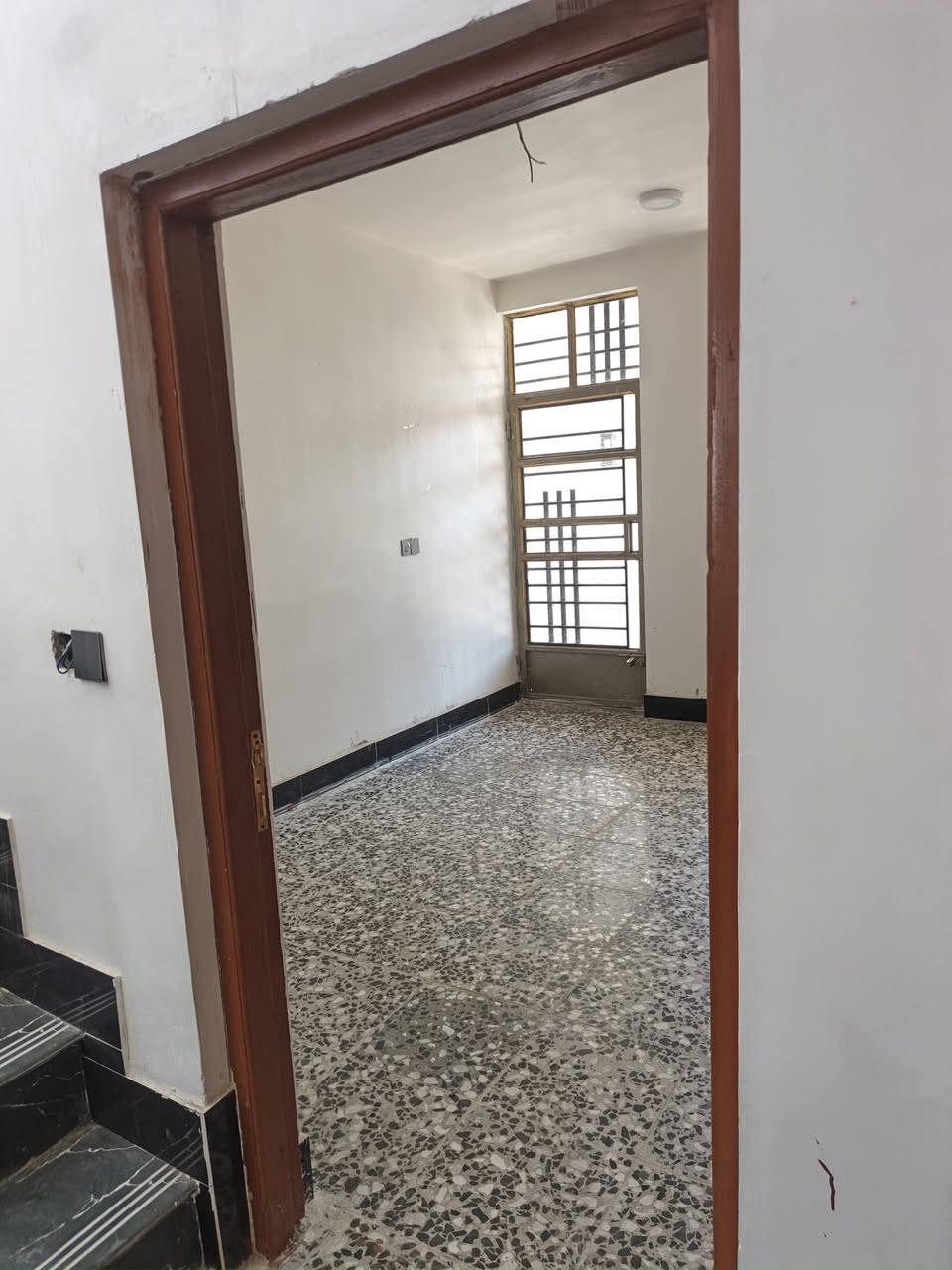 الدار للبيع مساحه 135
7x19
4غرف نوم 
بناء حديث يبعد عن السوق و الامام ٣ دقايق 
للستفسار:-***********
