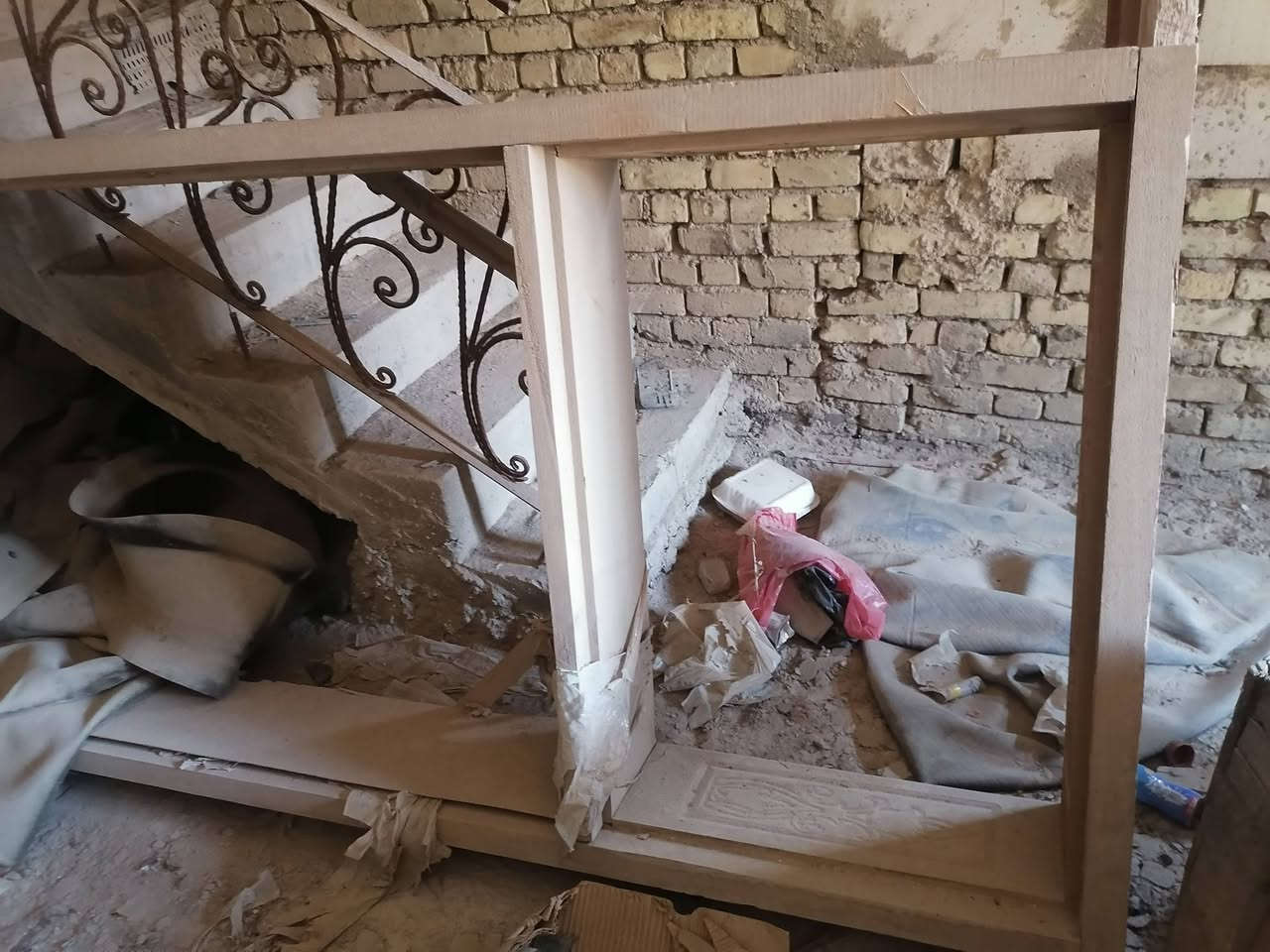 سلام عليكم عندي چرچوب للبيع رتفاع 3متر غير مستخدمه زادت بلبناء خشب جاوي روسي منقوش سعرهة 250ألف وعندي صوندة كمبريسر 50متر هم للبيع سعرهه 100ألف مكاني حي لأصدقاء تلفون ***********

