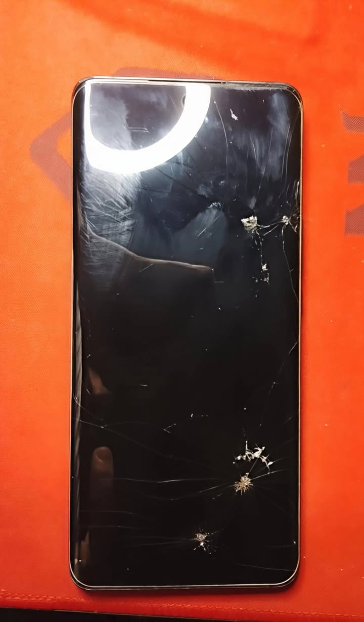 جهاز HONOR X9b 5G مامفتوح ابد الضرر مالت مثل ماجي شوفون بالصور ضربات بالشاشه وفطر خفي مالت الكامره بس ماموجود ابد بالتصوير 
الكامره الخلفيه 108MP
الكامره الاماميه16MP
الذاكره 260
العشوائيه 8B12
الفيديو 4k+30فريم
بطاريه 5800
مراوس وبيع بالنسبه للسعر ماعرف سعره ولاكسر بي

نص مكتوب في الصور:
- حول الهاتف اسم الجهاز HONOR X9b 5G المعالج المركزي Snapdragon 6 Gen 1 ذاكرة الوصول العشوائي ١٢ غ.ب ٨,٠+ غ.ب HONOR RAM Turbo البطارية mAh 5800 دقة الشاشة ١٢٠٠ x ٢٦٥٢ وحدة التخزين الداخلية المساحة الفارغة ١٧٦,٥٢ غ.ب الإجمالي ٢٥٦ غ.ب الموديل ALI-NX1 رقم الإصدار 9.0.0.226(C185E14R3P1) GPU Turbo إصدار MagicOS 9.0 إصدار الأندرويد 15 IMEI 861789***********1789072812288 تحديث نظام متجر Play ١ تموز، ٢٠٢٦ تحديث الأندرويد الأمنى ١ آب، ٢٠٢٦