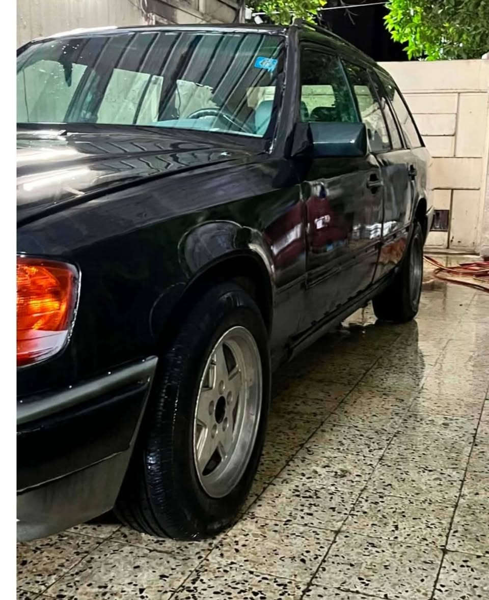 سيارة مارسيدس ستيشن موديل ١٩٩١ اللون اسود نفطي سنوية وارقام جديدة ومميزة (11633نينوى) بأسمنا  محرك وكير سوبر بطة حجم 3000. دوشمة جديدة اطارات جديدة شرط التحويل... السعر 25$....للاستعلام هاتف*********** اسيا...  او *********** كورك
