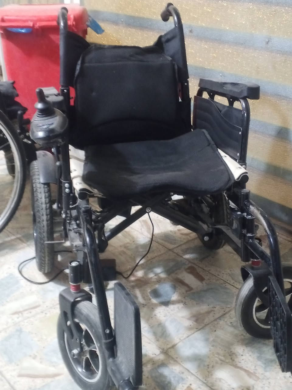 السلام عليكم عندي كرسي كهربائي نظيف جدا مستخدم قليل المكان بغداد للاستفسار ‏‪***********‬‏
