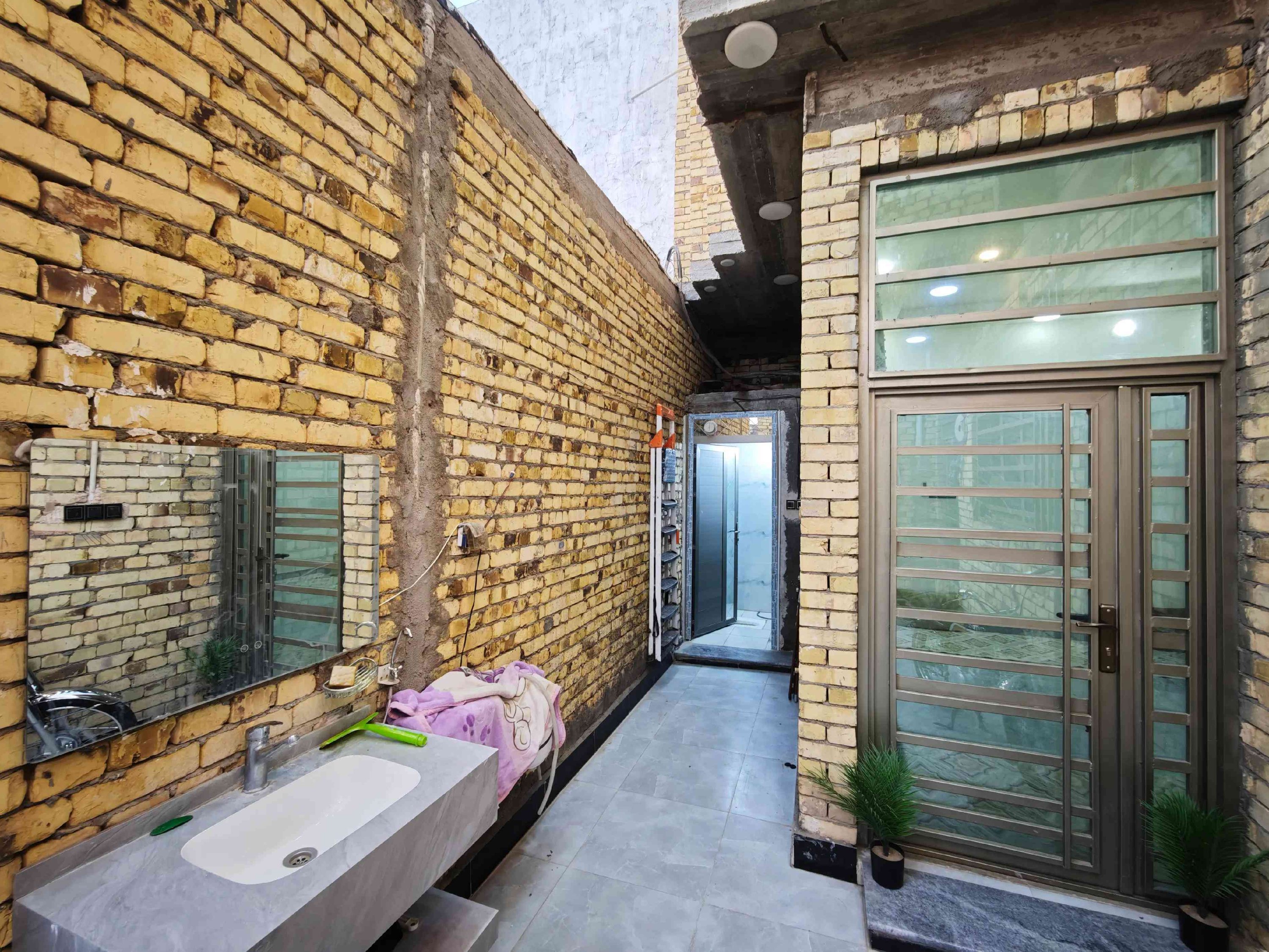 🏠 دار للبيع على الشارع العام (فرصة استثمارية وسكنية ممتازة!) 🏠 📐 المساحة: 200 متر 🏗️ البناء: حديث (طابقين). 🏬 المميزات: يحتوي على محلين تجاريين. 📍 الموقع: ميسان - العماره  📌 المنطقة: حي الغدير. 🏥 العلامة الدالة: مقابل مستشفى الربو والحساسية. 🛣️ الشارع: شارع 50 التجاري. 📋 تفاصيل الطوابق: 🔹 الطابق الأول: 🛏️ غرفة نوم كبيرة. 🛋️ صالة واسعة. 🍳 مطبخ (حار / بارد). 🚪 استقبال. 🚿 صحيات داخلية. 🚗 طرمة كبيرة + صحيات خارجية. 🏪 محلات تجارية عدد (2). 🔹 الطابق الثاني: 🛏️ (3) غرف نوم كبيرة. 📞 للاستفسار والتواصل: 📱 الهاتف: *********** ☎️🤳 #عقارات  #قطع_اراضي  #عقار  #بيع_و_شراء_عقارات #الشعب_الصيني_ماله_حل😂😂 

