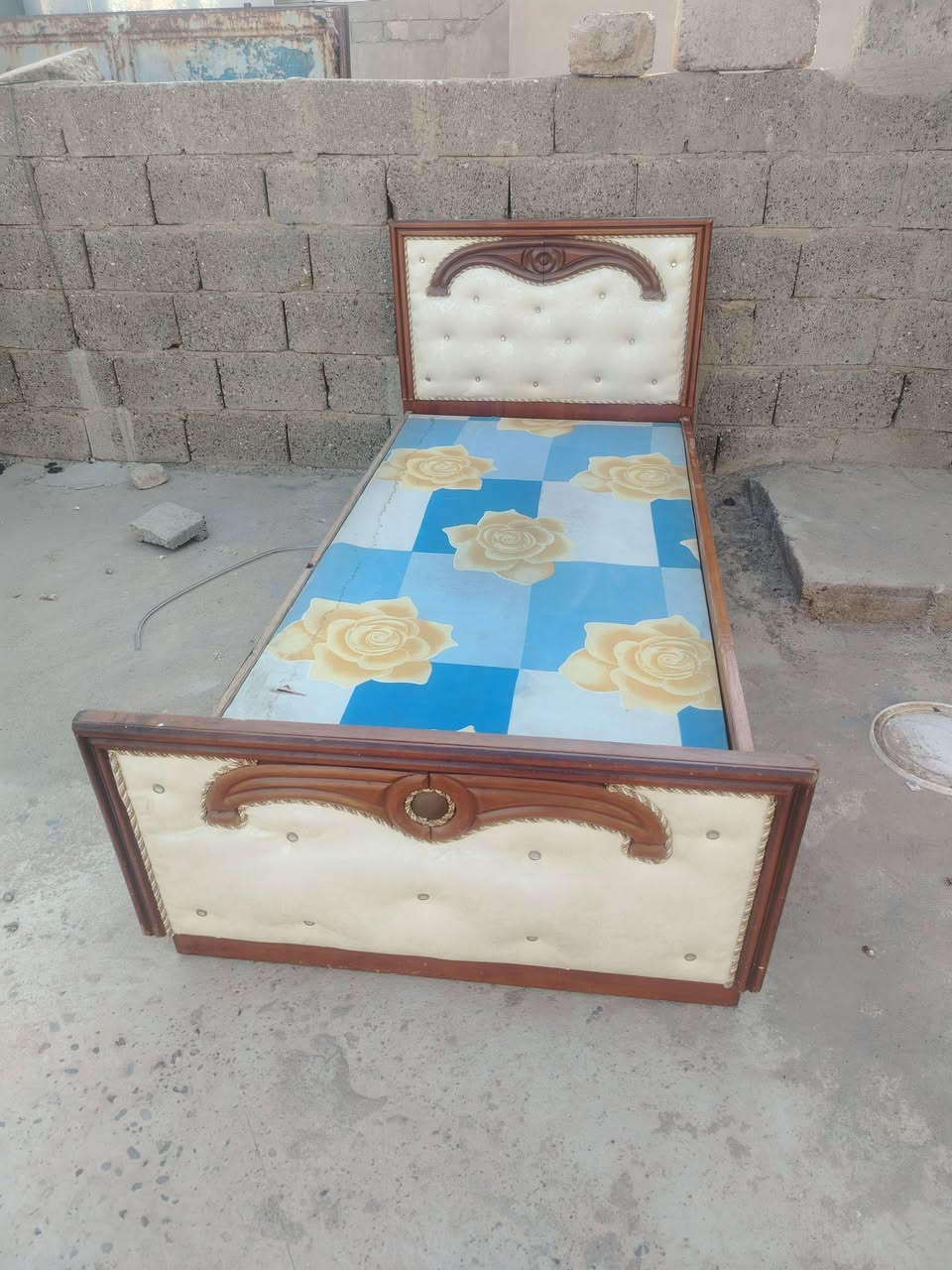 تخت للبيع ابو النفر نضيف وجديد العنوان موصل حي سومر مقابل ساحه الغاز الرقم ***********السعر 75وبي مجال
