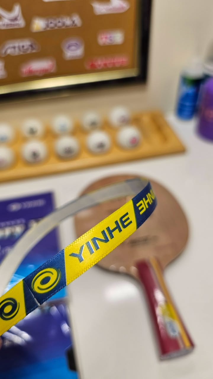 Yinhe Combo
​💰 السعر 55 ألف ​💰

🔴 قص ولصق مجاني .
🔴 شريط حافة من نفس البراند هدية .
🔴 شريط قبضة اليد هدية . 
🚚 التوصيل مجاني لجميع المحافظات . 

​إذا كنت تبحث عن التوازن الممتاز بين القوة والدقة والتحكم ، فهذه التجميعة المخصصة من شركة Yinhe العالمية صُممت خصيصًا لأسلوب لعب هجومي بتحكم ممتاز ودوران عالي وسرعة جيدة جدا . 
​✨ مميزات التجميعة :
• دوران فائق : تتيح لك توليد دوران عالي بفضل سطح المطاط اللزج الذي يسهل عملية الدوران بشكل ممتاز بحيث يصعب على المنافس التعامل معها .
• تحكم واستقرار ممتاز : دقة عالية وشعور واضح بالكرة يضمن لك التوجيه الصحيح في أضيق الزوايا .
• سرعة هجومية متوازنة : اندفاع قوي وحاسم يخدم أسلوبك دون التضحية بثبات الضربات .

​🎯 مناسبة لـ: اللاعب الهجومي الذي يعتمد على صناعة الدوران والضغط المستمر في اللعب القريب ومتوسط البعد عن الطاولة مع تحكم ممتاز في الكرة .
