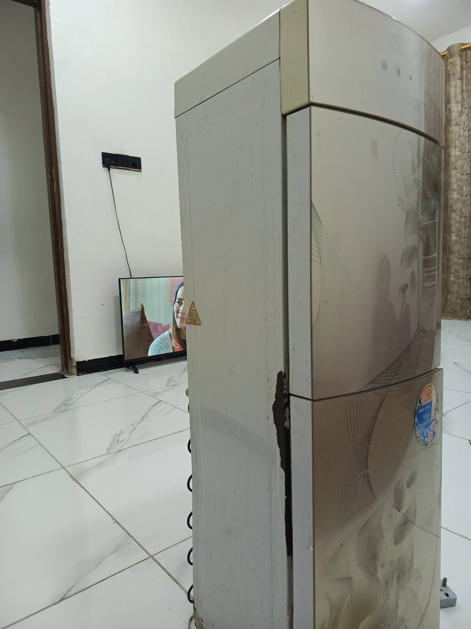 سلام عليكم براد ماء شغال البيع قيم واخذ بي صونده فالته بداخل فقط شغله كلش حلو ***********موجود وات ساب

