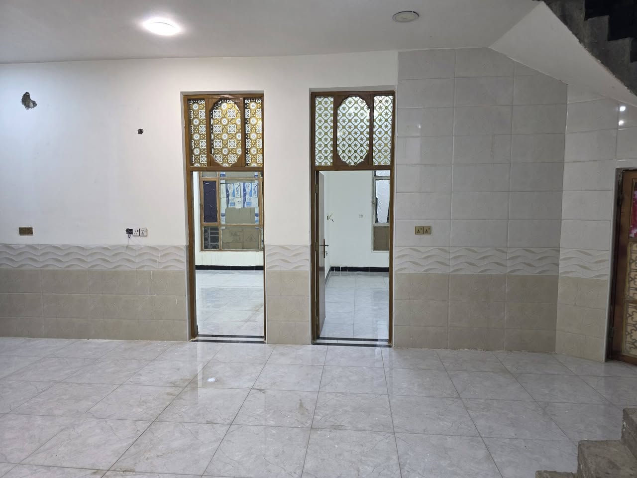 البيت للبيع مساحه ٢٥٠م سند ٢٥ مسجل بلدية كوت حي الحكيم شارع كاله يبعد عن الشارع ٣٥٠ تفاصيل البيت بناء طابوق يحتوي غرفتين نوم وصاله ومطبخ واستقبال وصحيات داخليه وخارجيه وكراج وحديقه السعر ٧٠ بيه مجال الاستفسار مراجعه مكتب دلاليه احمد السعيدي قرب حسينيه بيت خليفه الاتصال *********** ***********
