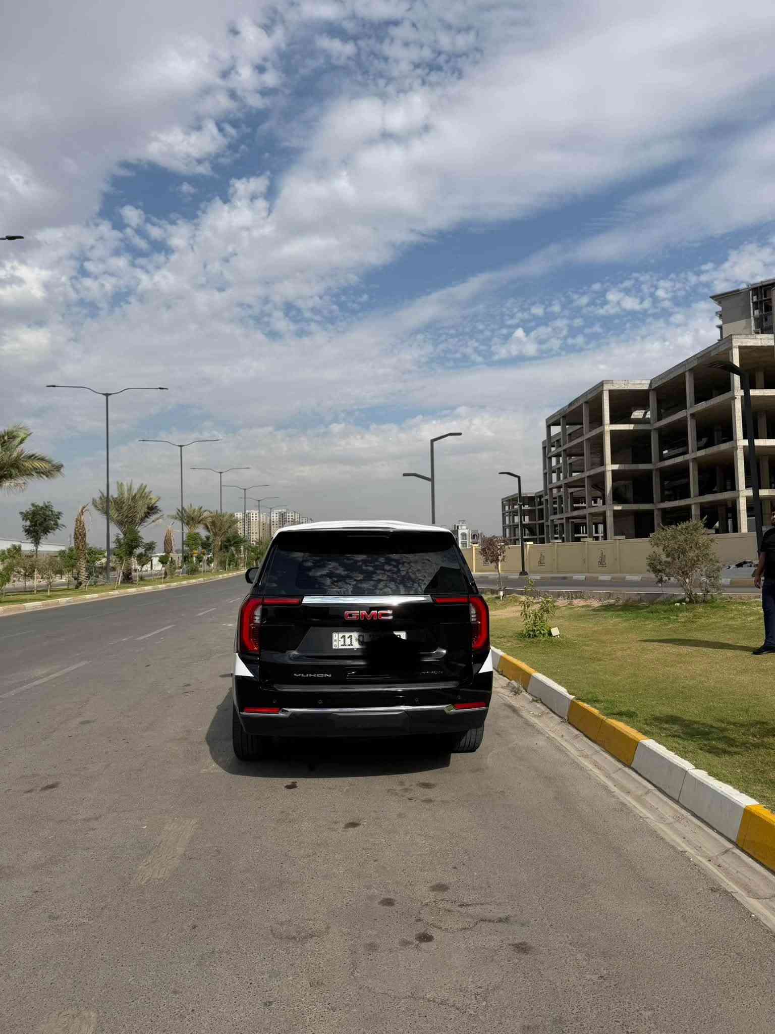 جمسي يوكن إليفيشن موديل 2025

الحالة: خليجي، وكاله المنصور 

بيها بي دي ار على كد اصبعين فقط

الموديل: 2025

الممشى: 44

المحرك وناقل الحركة:

محرك 5.3 لتر V8

نظام دفع ثنائي (RWD)

ناقل حركة أوتوماتيكي

المواصفات الخارجية:

تشغيل بالبصمة

تشغيل عن بعد

دخول ذكي بالبصمة

جنوط قياس 20 إنش

مصابيح زينون مع LED

إشارات مدمجة في المرايا الجانبية

مرايا كهربائية

كاميرا 360 درجة

حساسات أمامية وخلفية

المواصفات الداخلية:

شاشة عدادات رقمية

شاشة تدعم Apple CarPlay

نظام صوت BOSE

بلوتوث ومنفذ Type-C

أوامر صوتية

مثبت سرعة

أوضاع قيادة (Drive Mode)

إضاءة داخلية LED

مقاعد جلد أصلية باللون الرصاصي

مقاعد كهربائيه

تتسع لـ7 ركاب

ثلاث مناطق تبريد (3 Zone A/C)

حاملات أكواب

منافذ طاقة

أنظمة الأمان:

نظام ABS

نظام مانع الانزلاق

Auto Hold

ISOFIX لتثبيت مقاعد الأطفال

نظام فحص معلومات السيارة

مكاني بغداد السيديه

السعر58,500 وبيها مجال قليل

***********
 *********** ابو شاكر
